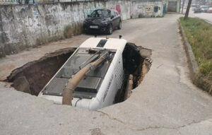 Καθίζηση οδοστρώματος «κατάπιε» όχημα καθαριότητας στα Ιωάννινα