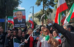 Ξέφρενοι πανηγυρισμοί και σαμπάνιες έξω από την πρεσβεία του Ιράν στο Ψυχικό