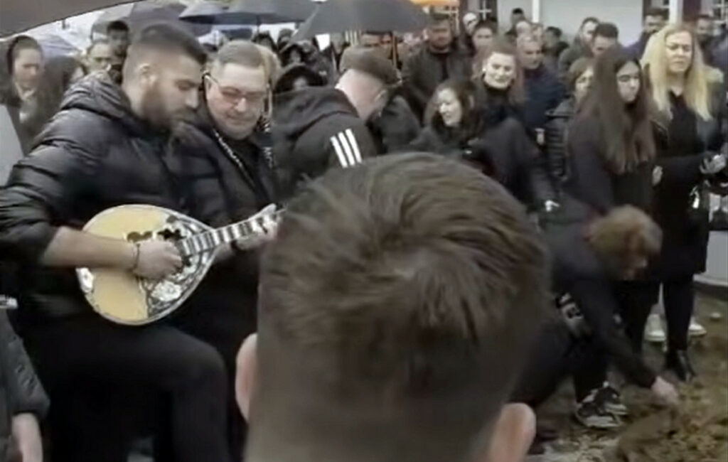 Συγκινητικές στιγμές στην κηδεία του Γιώργου Τσιτόγλου