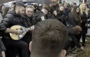 Συγκινητικές στιγμές στην κηδεία του Γιώργου Τσιτόγλου