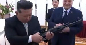 Δώρο τουφέκι από Λουκασένκο στον Κιμ Γιονγκ Ουν: «Για παν ενδεχόμενο»