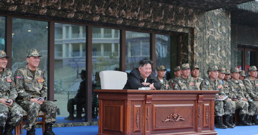 Ο Κιμ Γιονγκ Ουν παρακολούθησε στρατιώτες να σπάνε πλάκες τσιμέντου