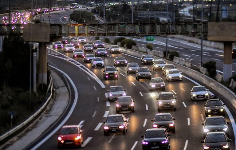 Τροχαίο στην Εθνική Οδό Αθηνών – Λαμίας: Φορτηγό ανατράπηκε στα Οινόφυτα