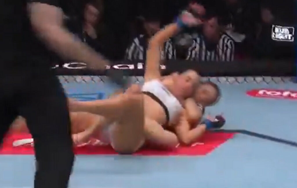 Σφοδρός αγώνας γυναικών UFC: Γροθιά και νοκ άουτ που ανησύχησε τους φιλάθλους