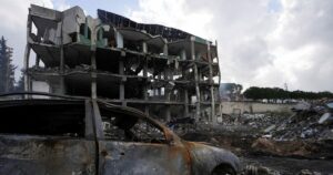 Το Ιράν διαψεύδει τις εκεχειρίες και συνεχίζει τους βομβαρδισμούς