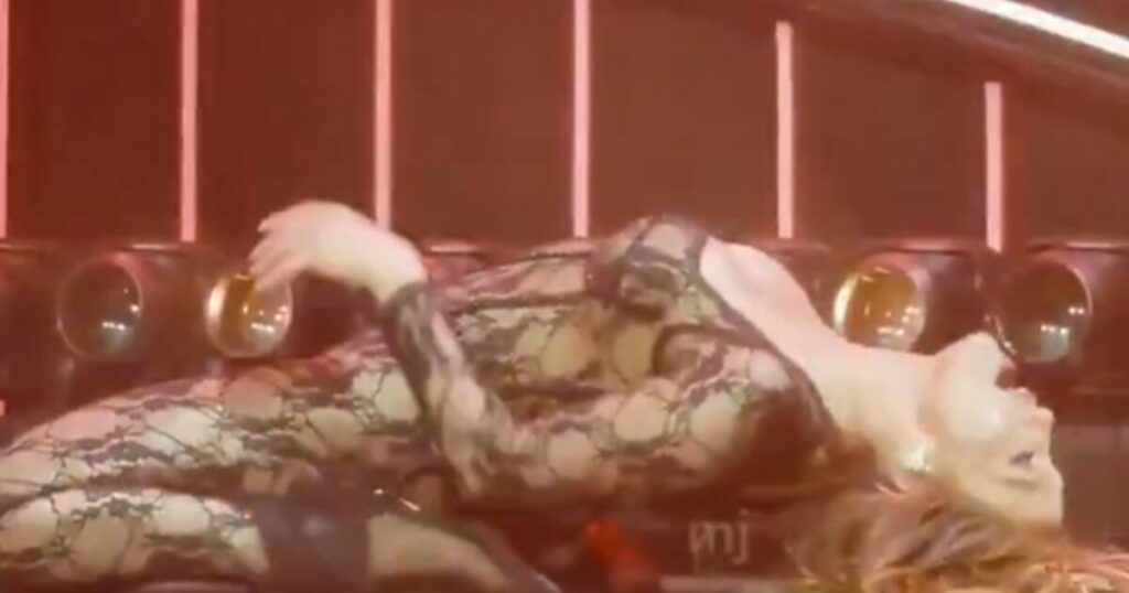 Τζένιφερ Λόπεζ: Απαντά στους επικριτές της με εντυπωσιακή εμφάνιση