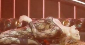 Τζένιφερ Λόπεζ: Απαντά στους επικριτές της με εντυπωσιακή εμφάνιση