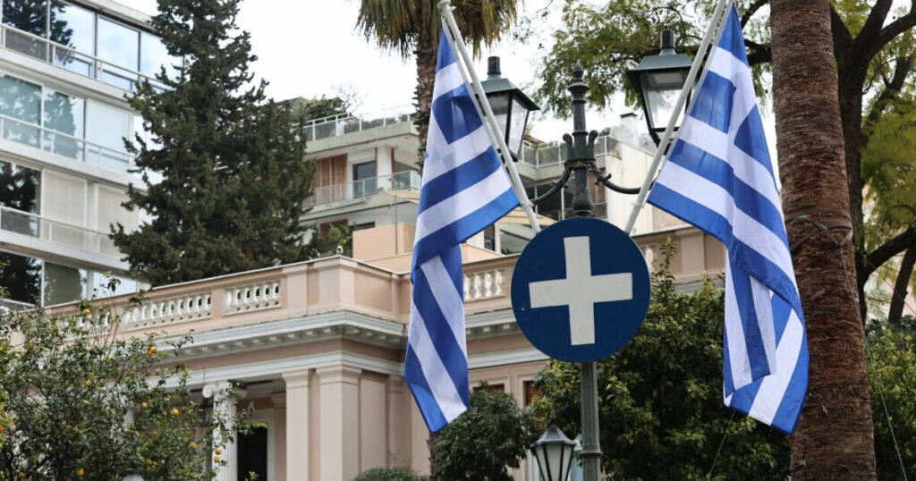 Το Μαξίμου κλείνει τη συζήτηση για πρόωρες εκλογές, οι φήμες όμως συνεχίζονται