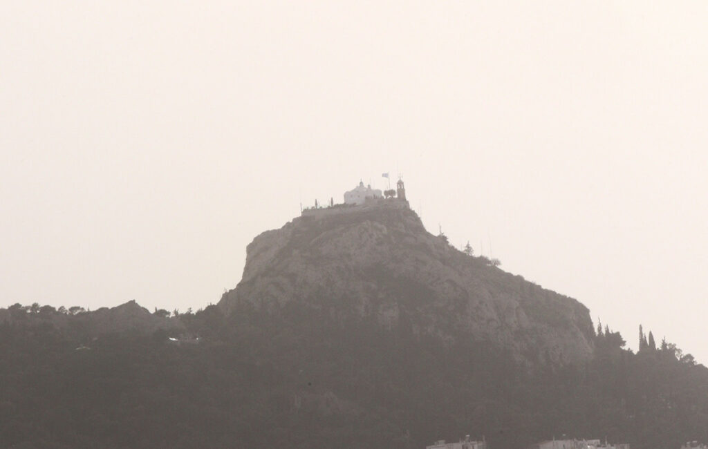 Στην αφρικανική σκόνη βυθίζεται η χώρα – Πόσο θα διαρκέσει το φαινόμενο