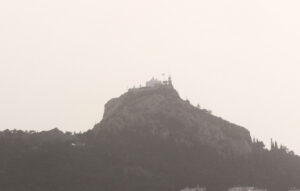 Στην αφρικανική σκόνη βυθίζεται η χώρα – Πόσο θα διαρκέσει το φαινόμενο