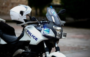 Συνελήφθη 30χρονος για επικίνδυνες «σούζες» με μηχανή