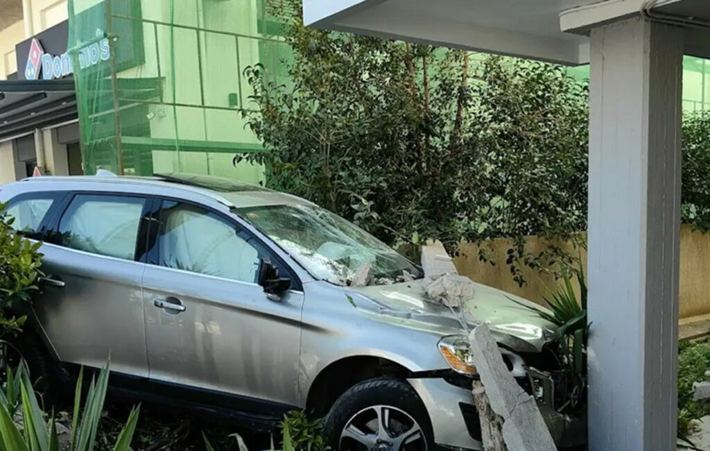 Σοβαρό τροχαίο στο Ναύπλιο: Αυτοκίνητο «καρφώθηκε» σε πυλωτή πολυκατοικίας