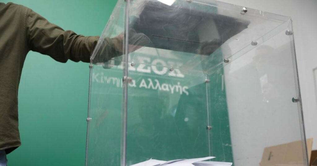 ΠΑΣΟΚ: Ψηφοφορία για εκλογή συνέδρων με κλίμα εσωστρέφειας