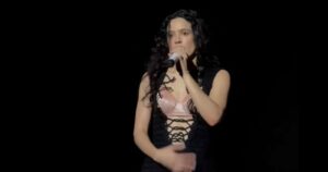 Η Ροσαλία σταμάτησε τη συναυλία της στο Μιλάνο λόγω υγείας