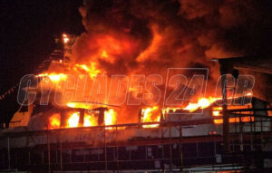 Πυρκαγιά σε σκάφη στη χερσαία ζώνη του λιμένα Σύρου