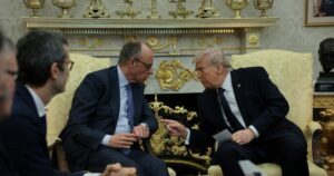 Ο Τραμπ διακόπτει εμπορικές σχέσεις με Ισπανία και επιτίθεται στον Στάρμερ