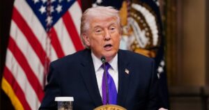 Τραμπ: Κατηγορεί το Ιράν για την πολύνεκρη επίθεση σε σχολείο