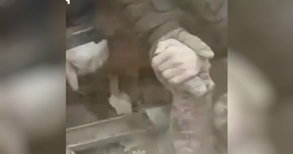 Ουκρανία: Γυναίκα απεγκλωβίζεται από τα συντρίμμια κτιρίου μετά από επίθεση