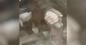 Ουκρανία: Γυναίκα απεγκλωβίζεται από τα συντρίμμια κτιρίου μετά από επίθεση