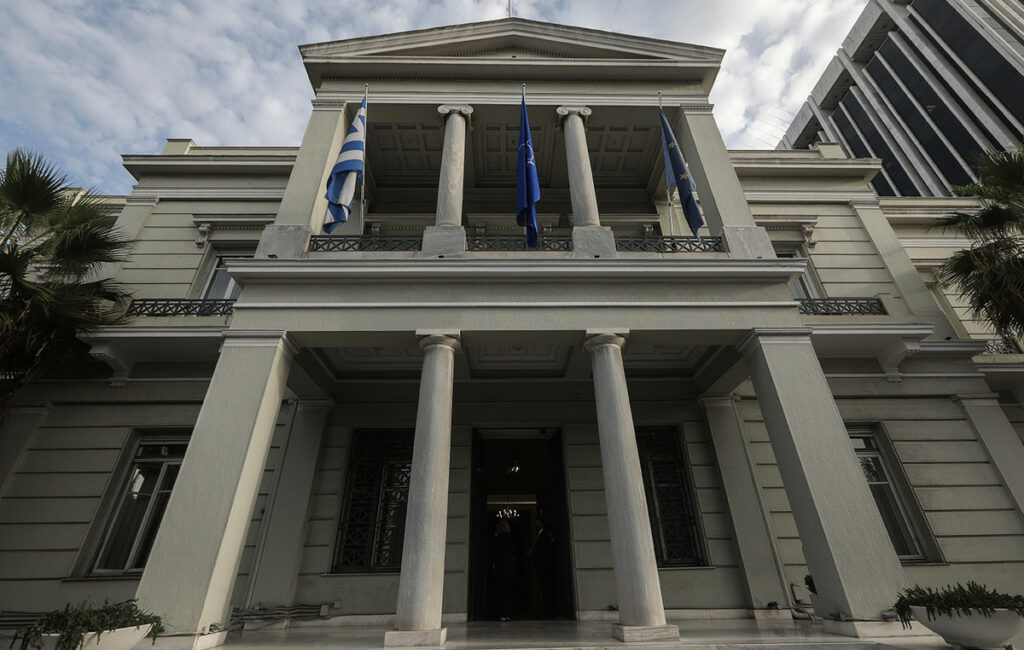 Δέκα γραμμές έκτακτης ανάγκης από το ΥΠΕΞ για Έλληνες στο Ιράν και τη Μέση Ανατολή