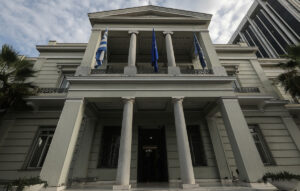 Δέκα γραμμές έκτακτης ανάγκης από το ΥΠΕΞ για Έλληνες στο Ιράν και τη Μέση Ανατολή