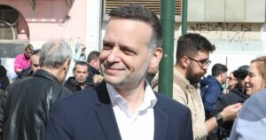 Χάρης Δούκας: «Μεγαλύτερο λάθος η σβήση των ονομάτων των θυμάτων των Τεμπών»