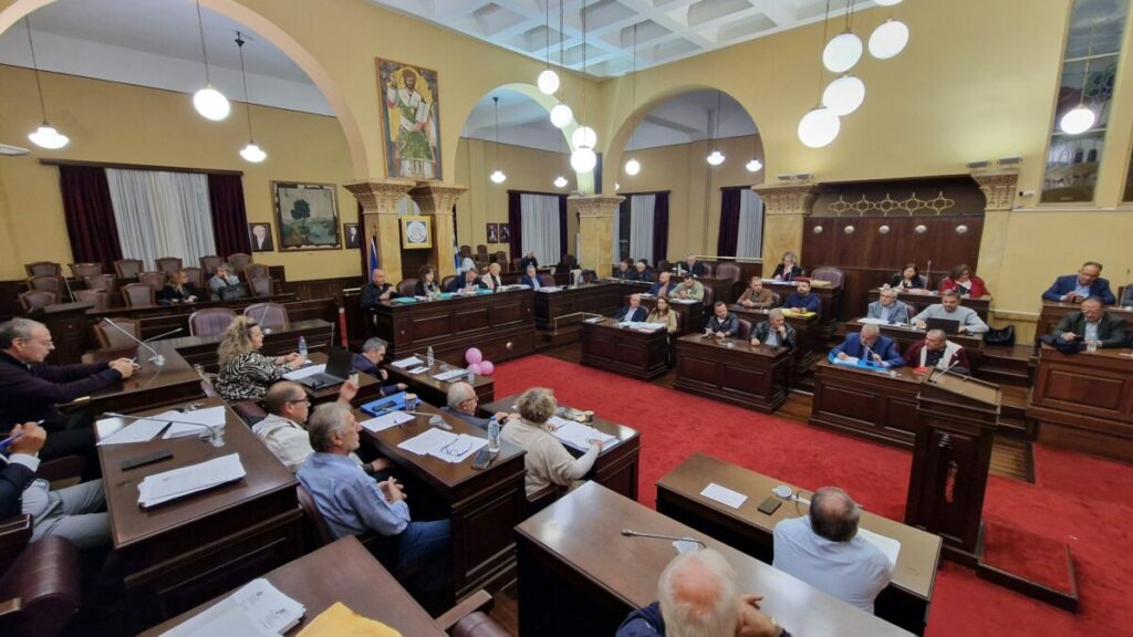 Ταραχώδης συνεδρίαση δημοτικού συμβουλίου με αποχωρήσεις και εντάσεις