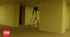 Η Α24 μετατρέπει το «Backrooms» σε εφιάλτη με σκηνικό 30.000 ποδιών