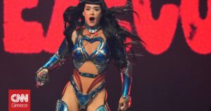 Η Κέιτι Πέρι δοκιμάζει την τύχη της με πιστωτική κάρτα στη Ρώμη