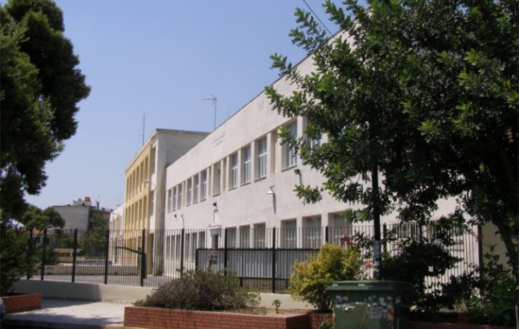 Λαϊκή Συσπείρωση: «Απαράδεκτη η διαφήμιση στο προαύλιο του 2ου Γυμνασίου»