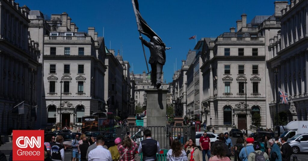 Εντυπωσιακό άγαλμα του Banksy εμφανίστηκε στο κέντρο του Λονδίνου