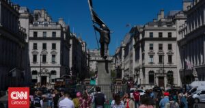 Εντυπωσιακό άγαλμα του Banksy εμφανίστηκε στο κέντρο του Λονδίνου