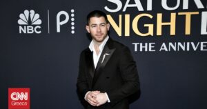 Από εργένης σε μπαμπάς: Ο Νικ Τζόνας πρωταγωνιστεί σε νέα ταινία του Netflix