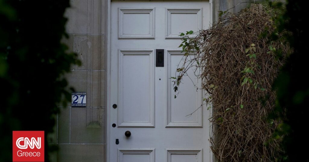 Πωλείται η εμβληματική πόρτα από την ταινία Love Actually