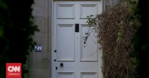 Πωλείται η εμβληματική πόρτα από την ταινία Love Actually