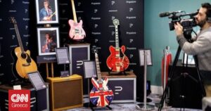 Κιθάρες και αντικείμενα μουσικής ιστορίας σε δημοπρασία