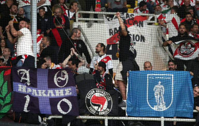 Σημαίες του Ηρακλή στην κερκίδα των φιλάθλων της Ράγιο Βαγιεκάνο