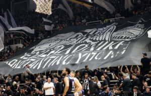 Πανό οπαδών ΠΑΟΚ στον τελικό με τη Μπιλμπάο – Θεσσαλονίκη σε δράση
