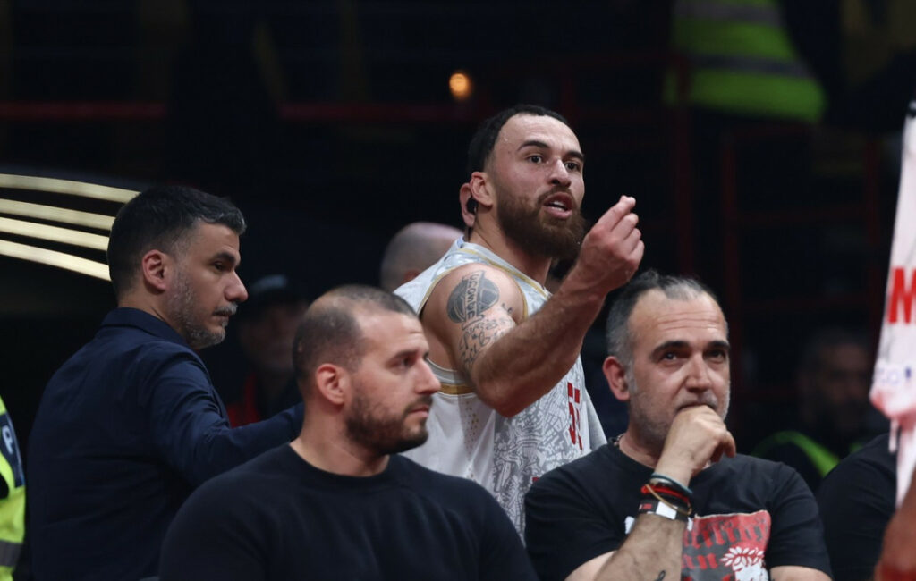 Ολυμπιακός – Μονακό: Αποβολή και χειρονομία χρηματισμού του Τζέιμς