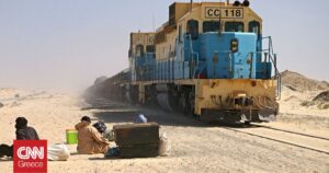 Το επικίνδυνο ταξίδι με το τρένο σιδηρομεταλλεύματος στη Σαχάρα