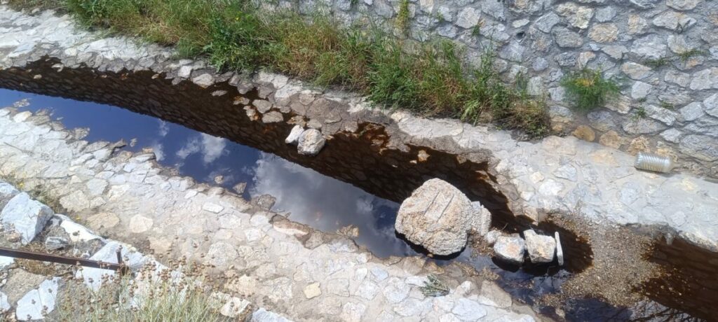 Πετρελαιοειδή Ρύπανση στο Ρέμα Σούρες: Καταγγελία του Δημοτικού Συμβούλου