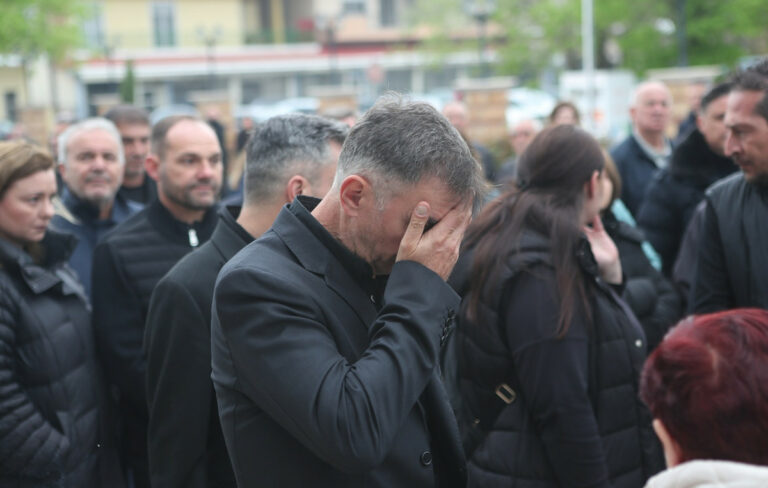 Συγκίνηση και πλήθος κόσμου στο τελευταίο αντίο στον Στέφανο Μπορμπόκη