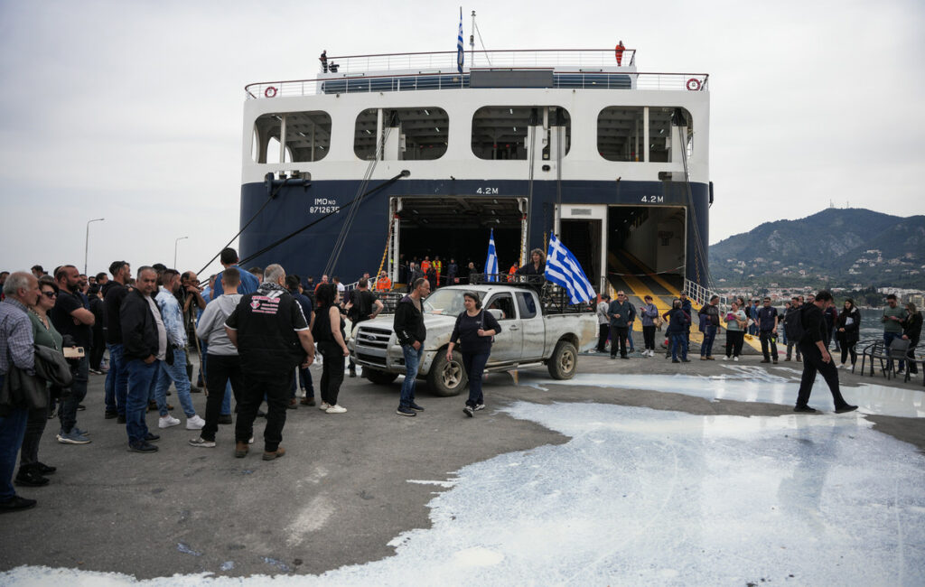 Μυτιλήνη: Κτηνοτρόφοι κατέλαβαν τον καταπέλτη πλοίου με γάλα