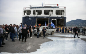 Μυτιλήνη: Κτηνοτρόφοι κατέλαβαν τον καταπέλτη πλοίου με γάλα