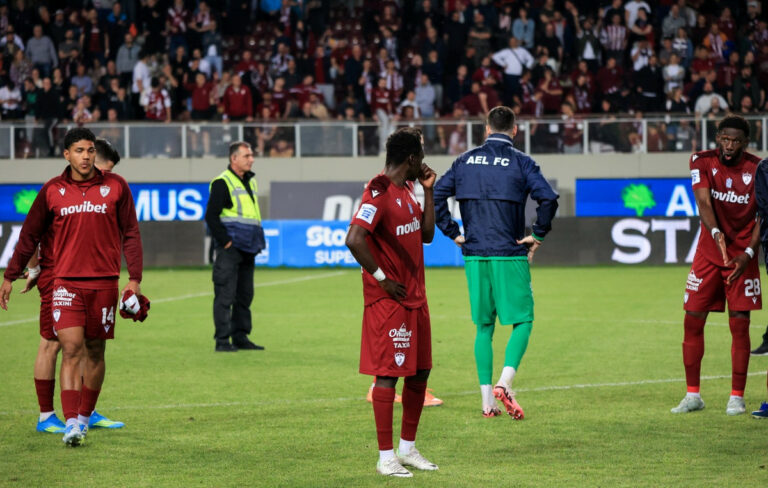 Εντάσεις και αποδοκιμασίες στο γήπεδο της Λάρισας