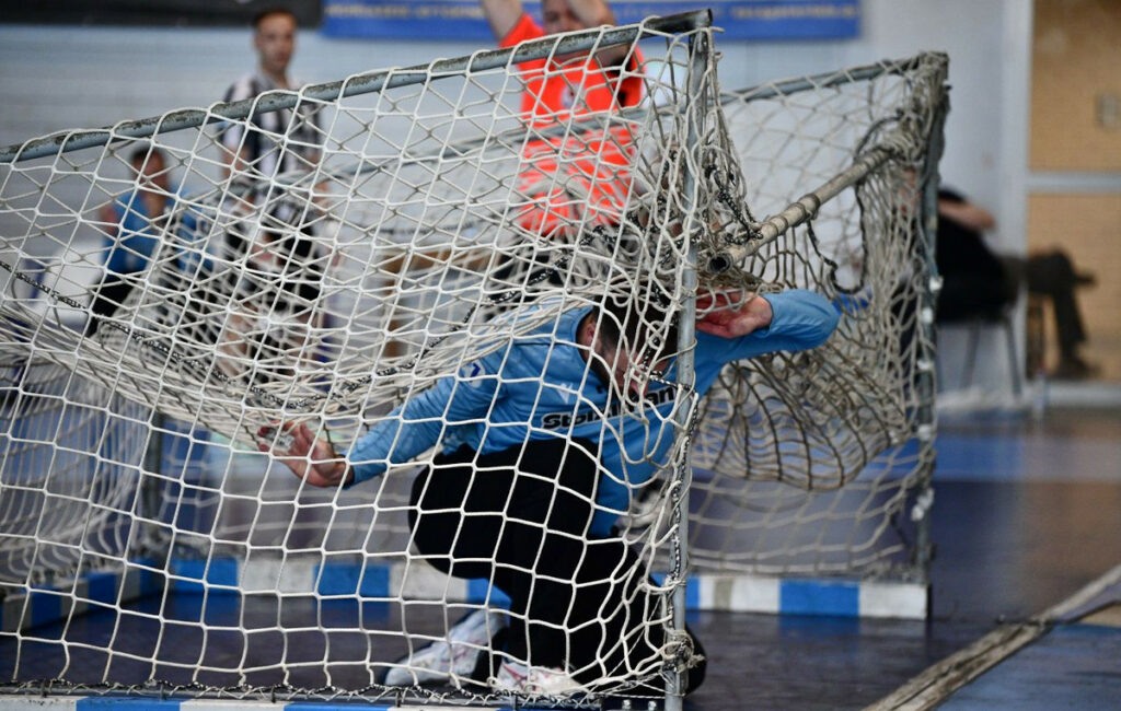 Αναστάτωση στο ΟΑΚΑ: Έπεσε η εστία δίπλα στον γκολκίπερ του ΠΑΟΚ