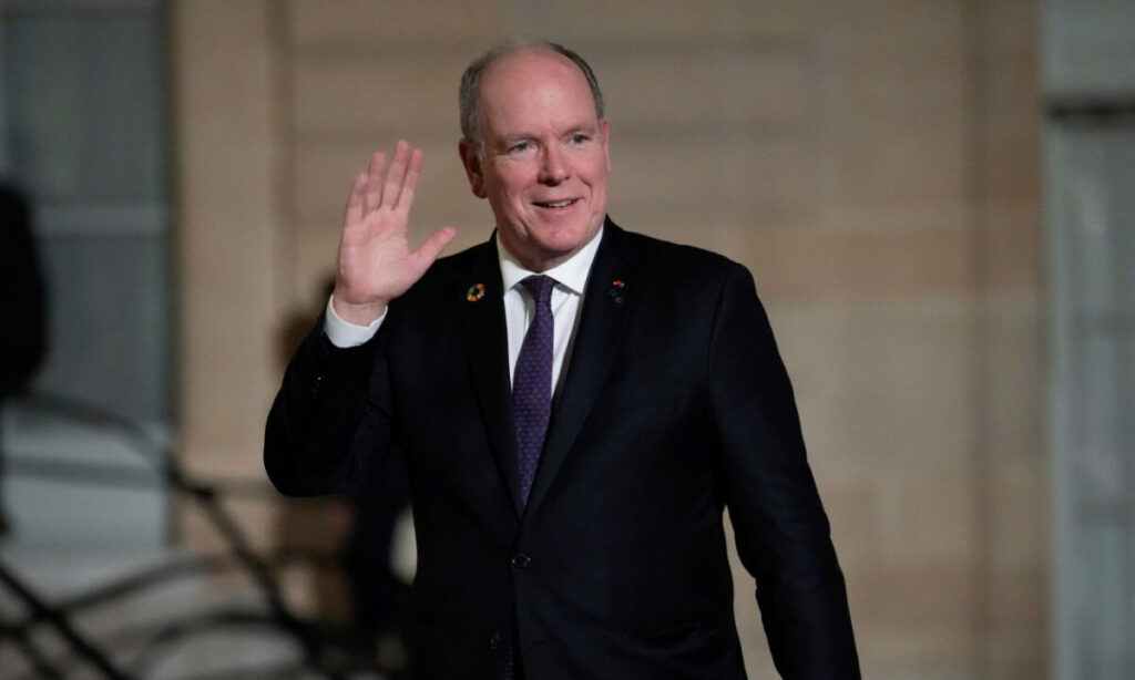 Μετάλλιο του Δήμου Αθηναίων στον Πρίγκιπα Αλβέρτο του Μονακό