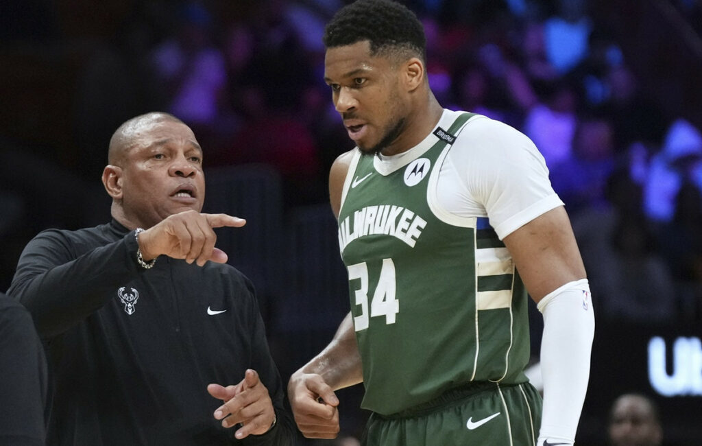 Αλλαγές στους Μπακς: Ρίβερς εκτός, αβεβαιότητα για Αντετοκούνμπο