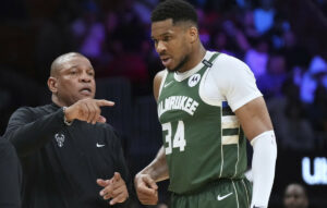 Αλλαγές στους Μπακς: Ρίβερς εκτός, αβεβαιότητα για Αντετοκούνμπο