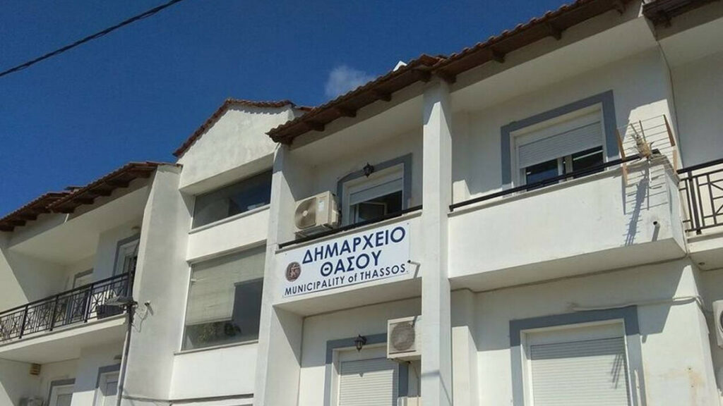 Δήμαρχος Θάσου υπό πίεση για χουντικά εμβατήρια σε δημόσιο χώρο